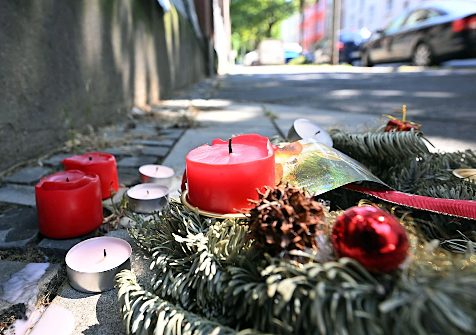 Kerzen erinnern an den Tod eines 16-jährigen Jugendlichen in Dortmund.