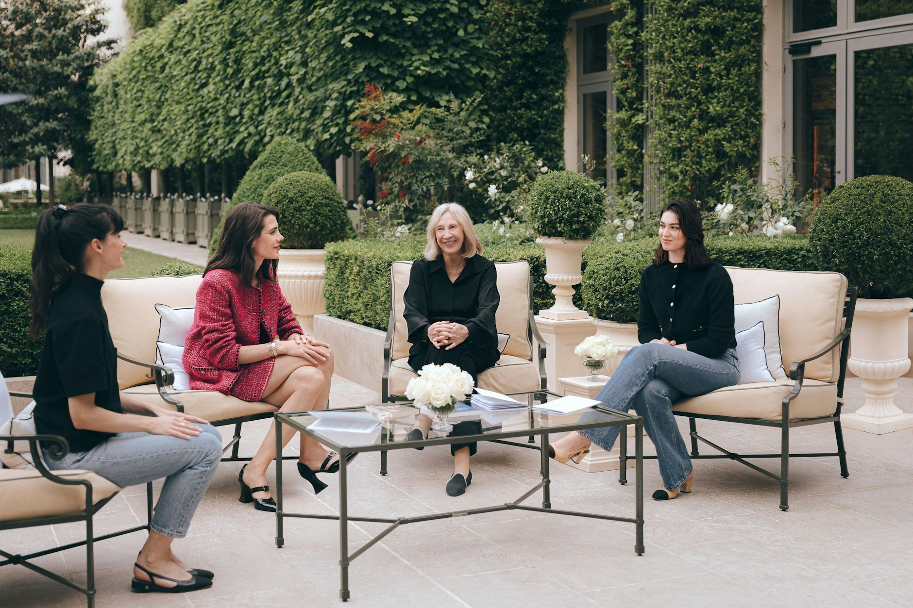 Das literarische Quartett bei Chanel: Fanny Arama, Charlotte Casiraghi, Chantal Thomas und Anamira Vartolomei.