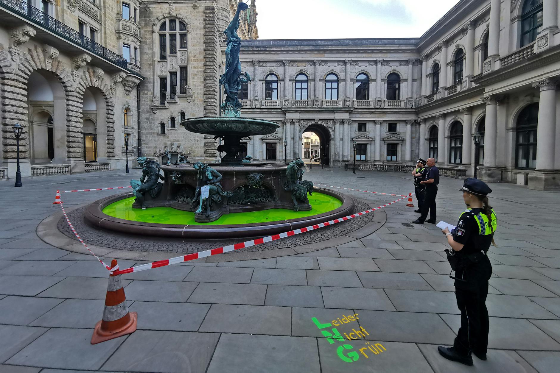 Aktivisten der Gruppe Extinction Rebellion haben das Wasser in mehreren Brunnen grün gefärbt - hier in Hamburg. In Berlin wurde unter anderem der Neptunbrunnen grün gefärbt.