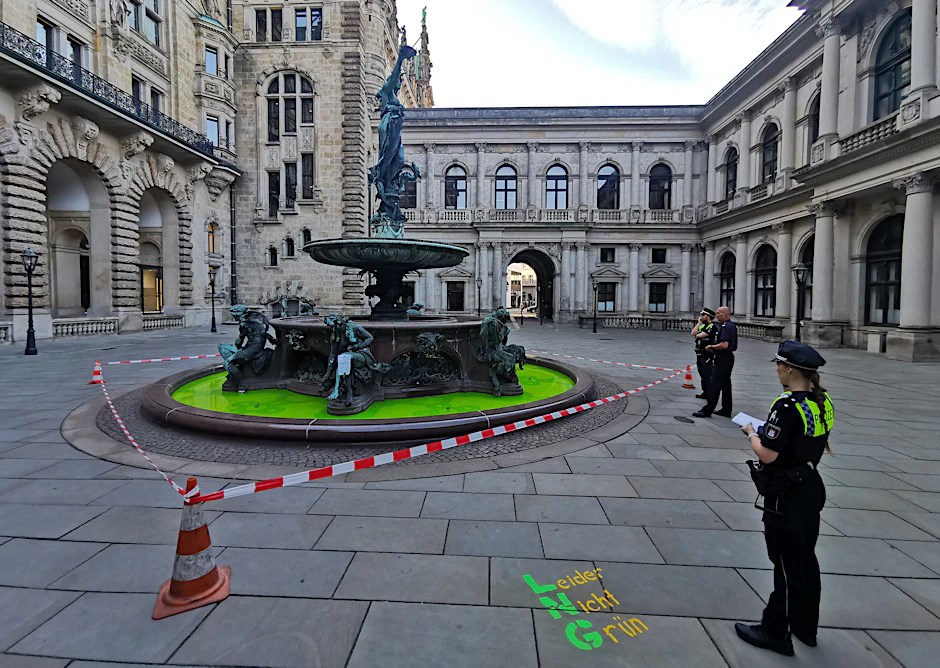 Aktivisten der Gruppe Extinction Rebellion haben das Wasser in mehreren Brunnen grün gefärbt - hier in Hamburg. In Berlin wurde unter anderem der Neptunbrunnen grün gefärbt.