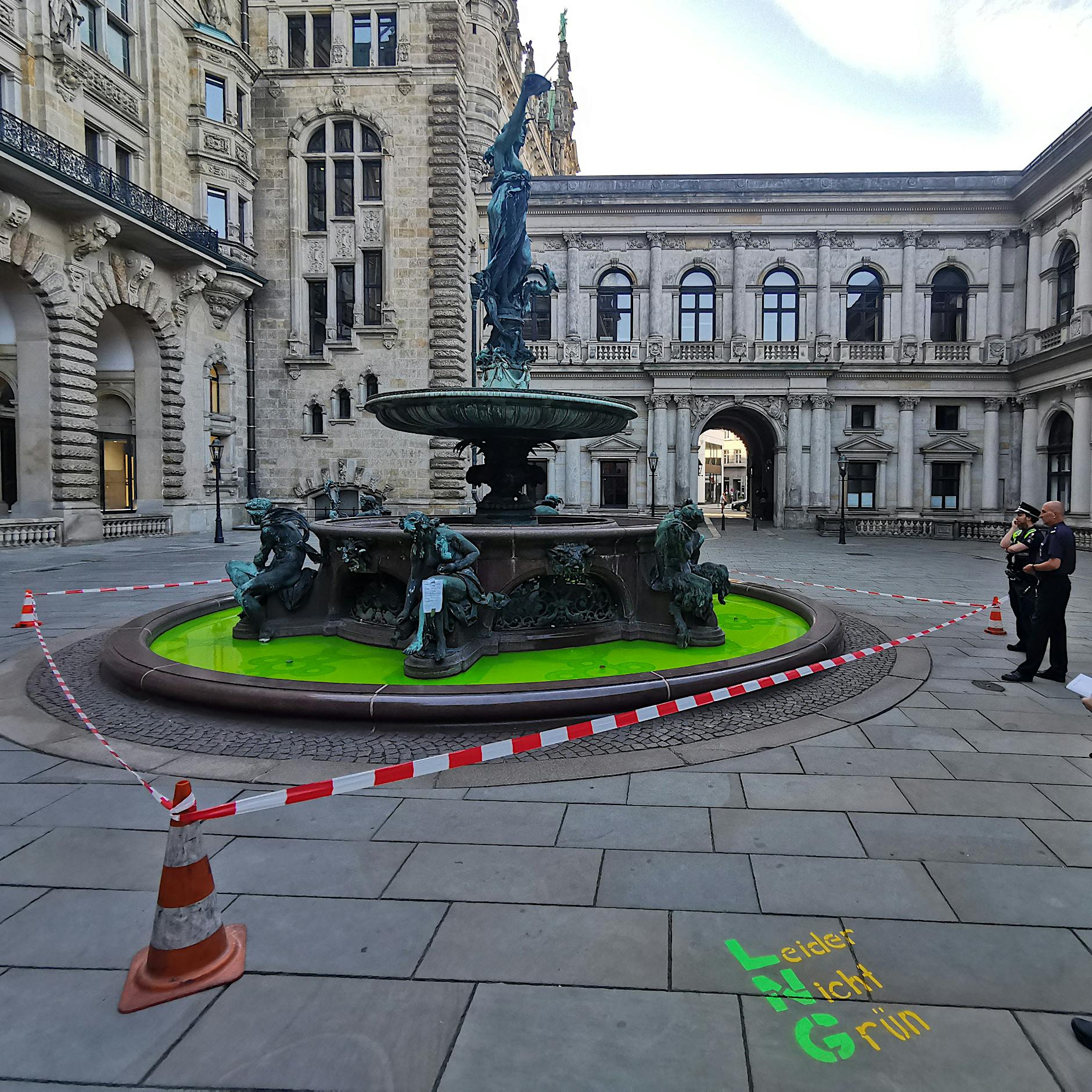 Klimaaktivisten färben Brunnen grün – auch in Berlin