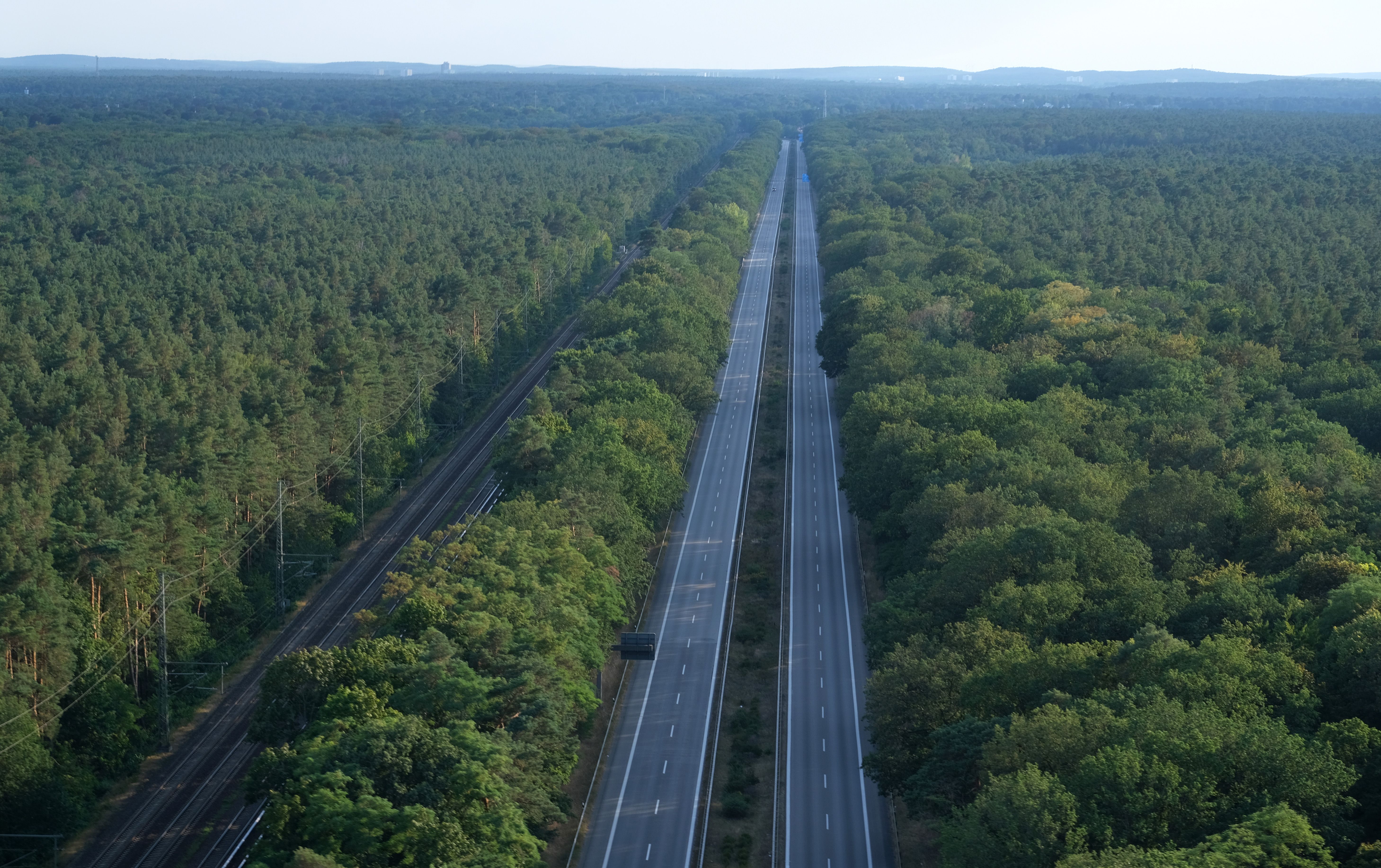 Update! Berliner Avus wieder frei: Feuerwehr hebt Sperrung auf. Doch der Sprengplatz Grunewald muss weiter gekühlt werden