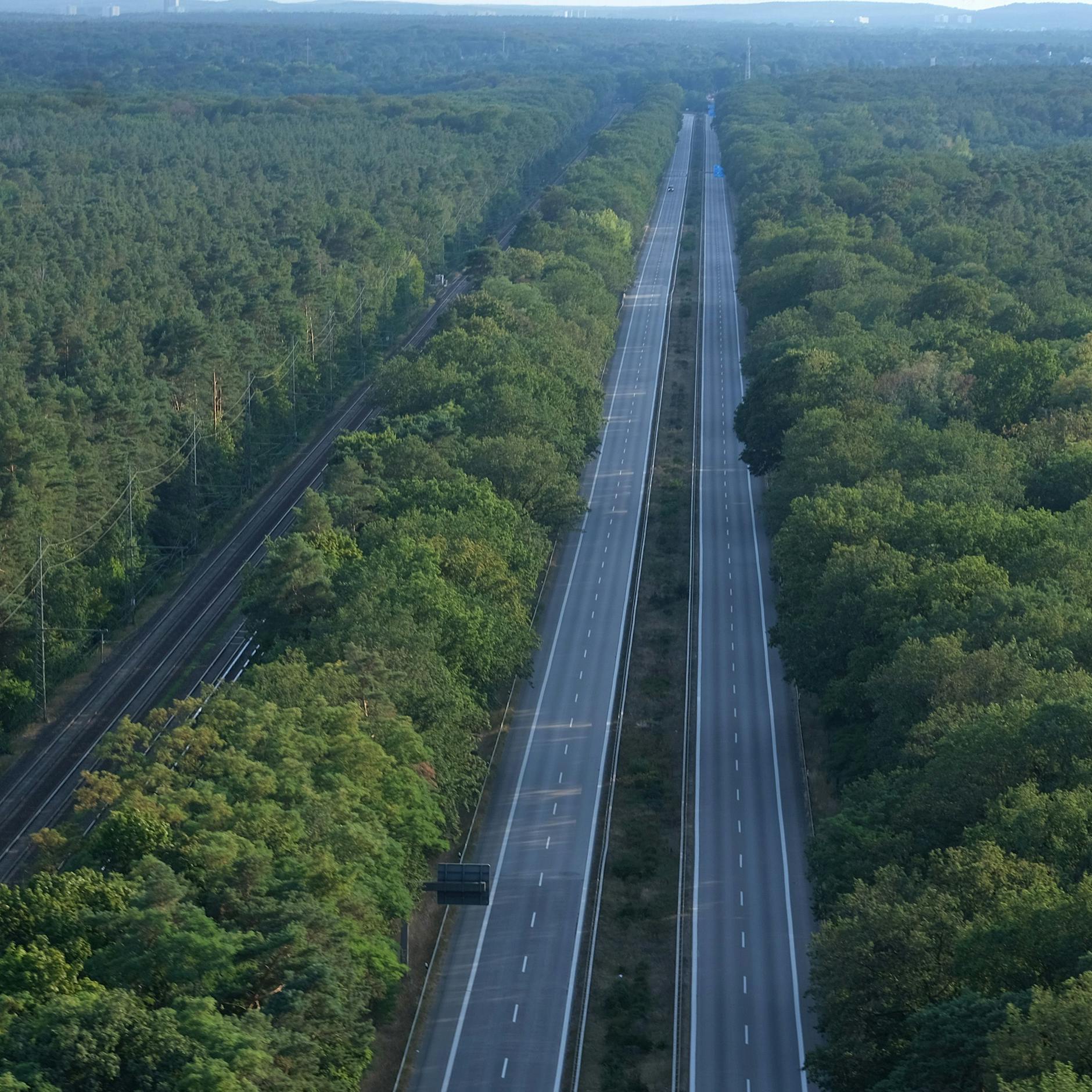 Update! Berliner Avus wieder frei: Feuerwehr hebt Sperrung auf. Doch der Sprengplatz Grunewald muss weiter gekühlt werden