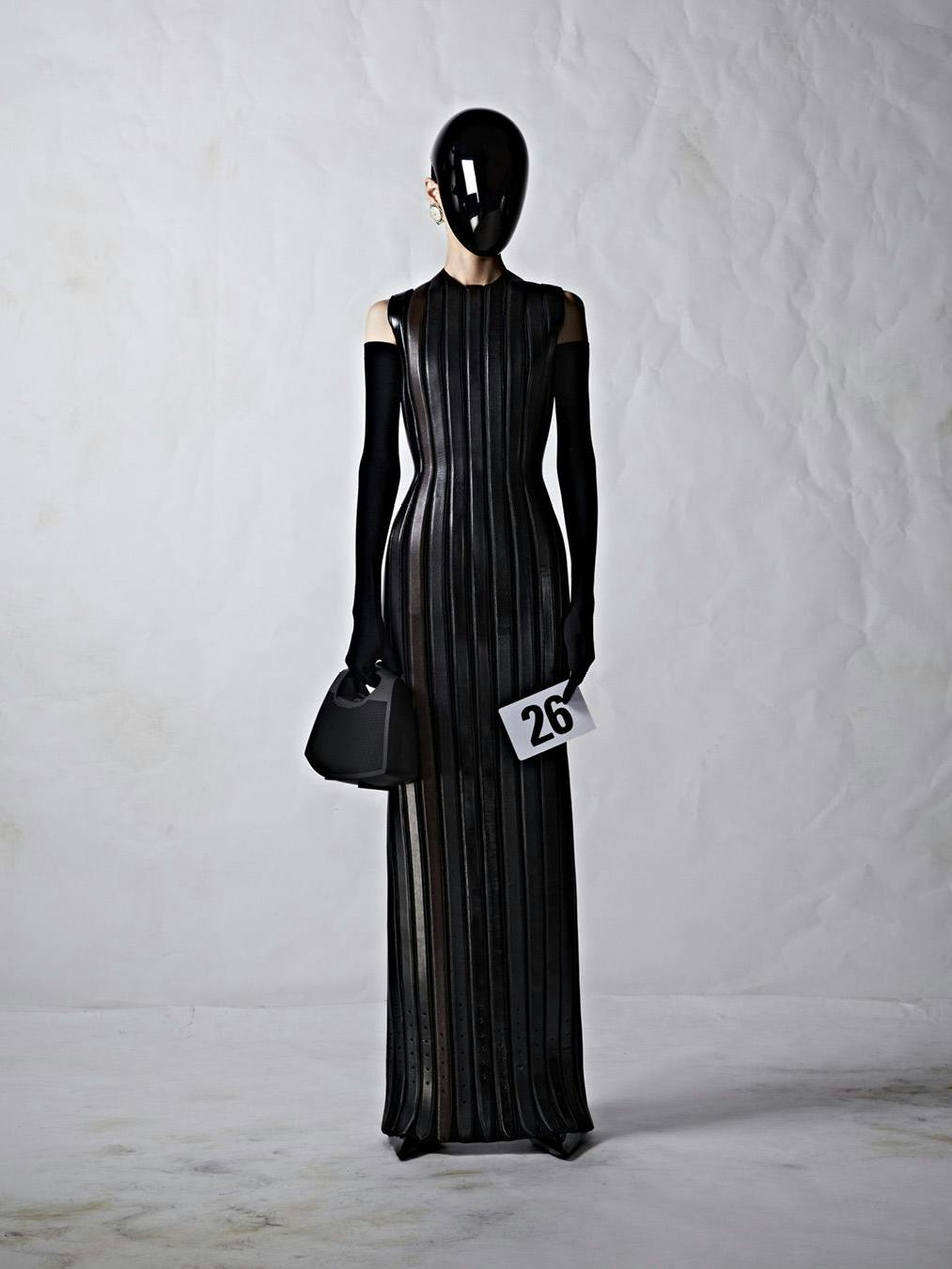 Look 26 der Balenciaga Couture-Show mit Boombox-Tasche von Bang & Olufsen. Insgesamt 20 Exemplare wurden gefertigt. Die „Speaker Bag“ ist nur im neuen Couture-Geschäft des Hauses in Paris, 19 Avenue George V, erhältlich. Termin und Preis auf Anfrage.