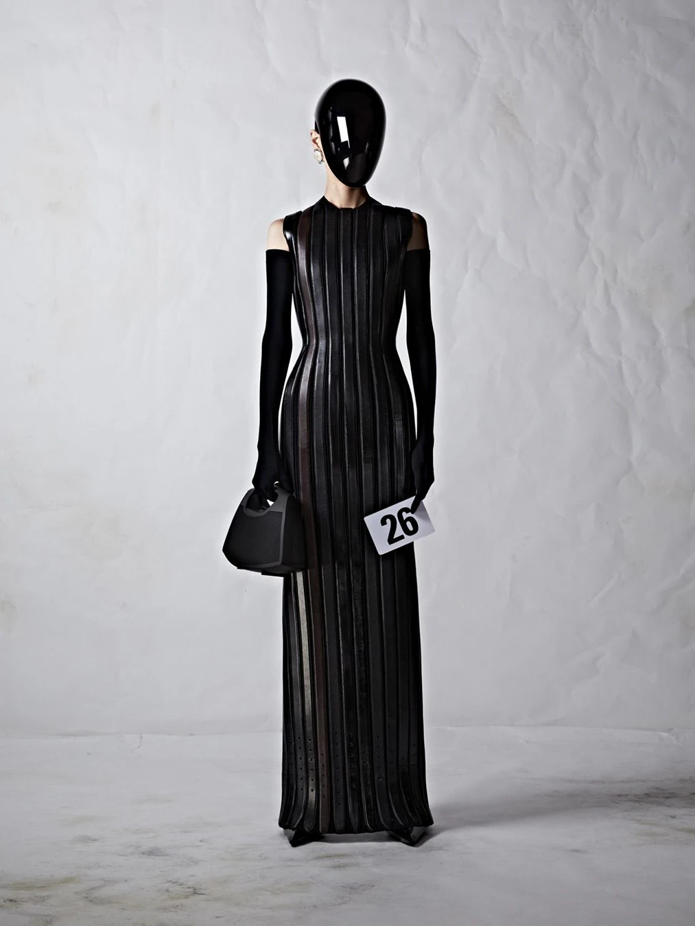 Look 26 der Balenciaga Couture-Show mit Boombox-Tasche von Bang & Olufsen. Insgesamt 20 Exemplare wurden gefertigt. Die „Speaker Bag“ ist nur im neuen Couture-Geschäft des Hauses in Paris, 19 Avenue George V, erhältlich. Termin und Preis auf Anfrage.