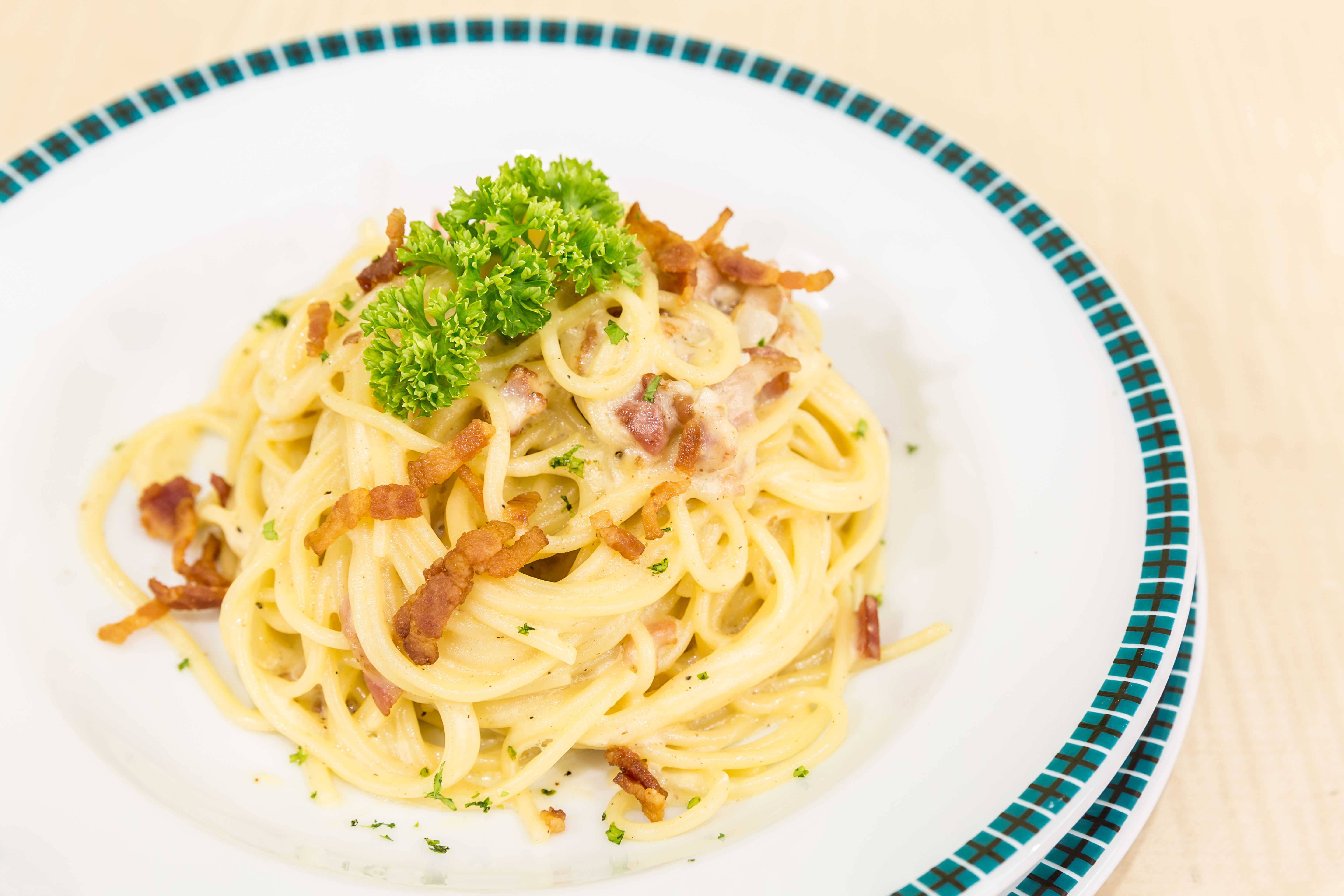 Image - Ein Pasta-Klassiker ganz anders: Kennen Sie schon Bratwurst-Carbonara? Dieses Rezept ist ein echter Knaller für die ganze Familie