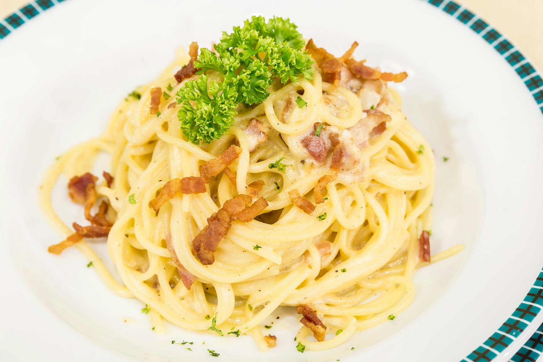 Carbonara ist ein bekannter Nudel-Klassiker - mit diesem Rezept verpassen Sie dem Pastagericht ein neues Gewand.