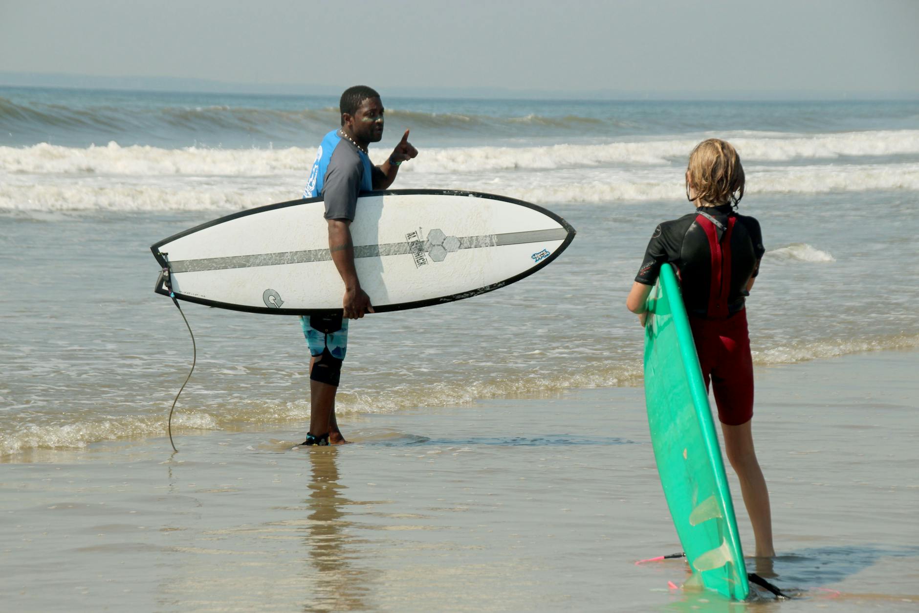 Harris bringt Kids das Surfen bei.