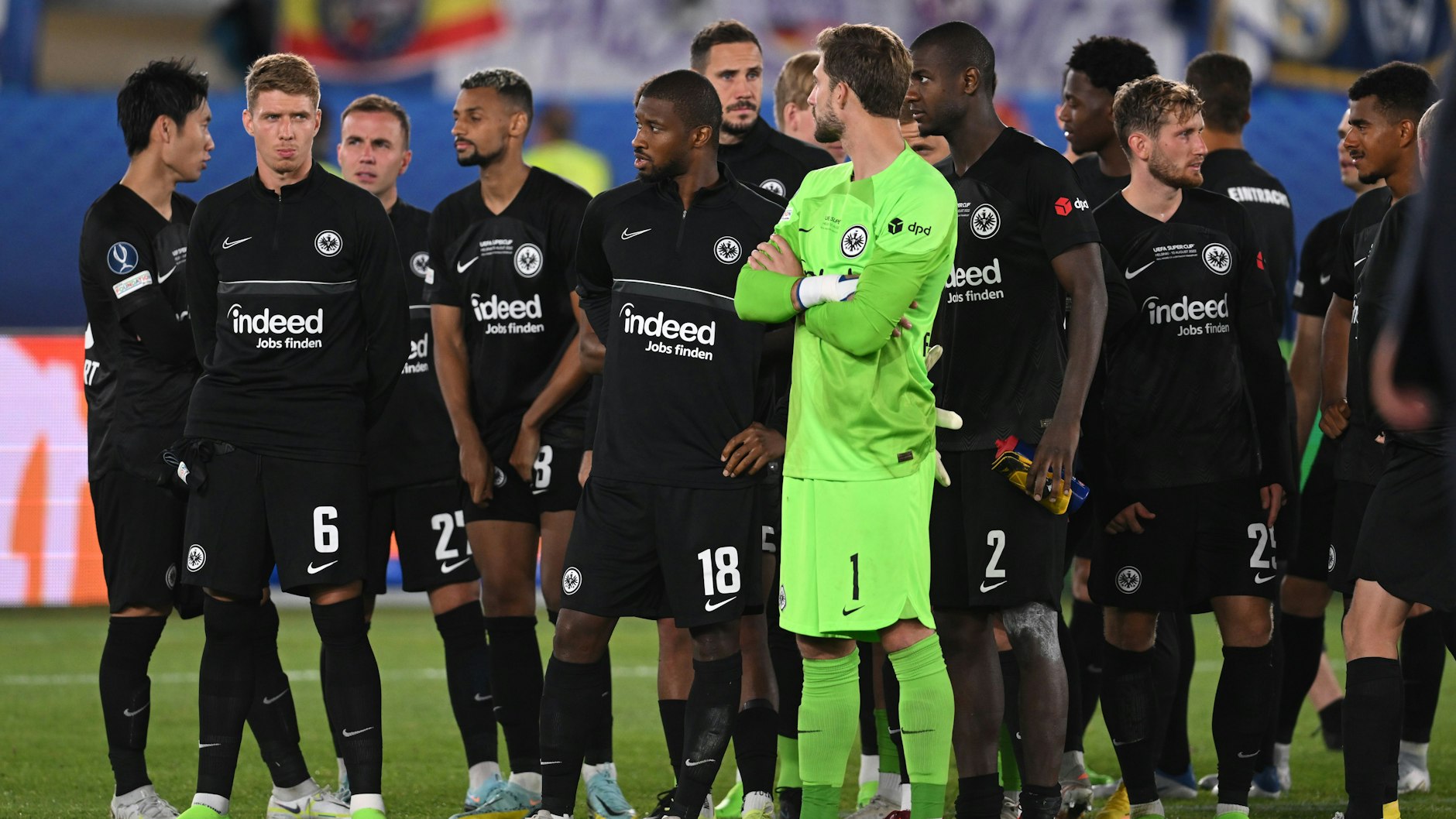 Nach dem UEFA-Supercup-Finale Real Madrid gegen die Eintracht: Frankfurts Team steht enttäuscht zusammen nach der 0:2-Niederlage.