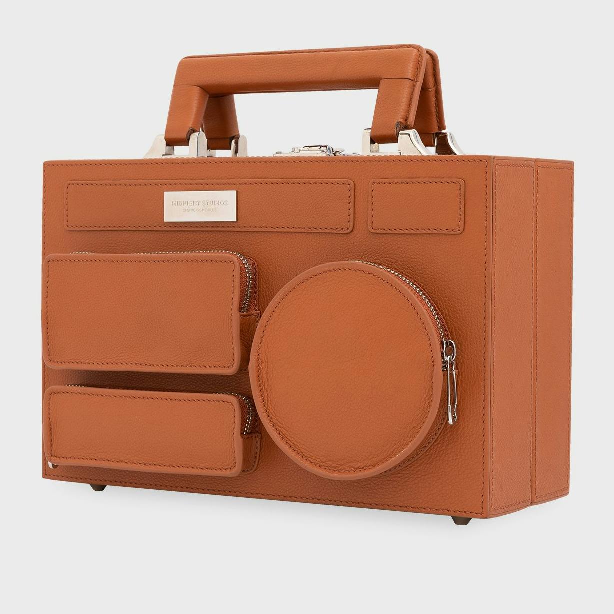 Die lederne Boombox-Tasche, die Madonna in Schwarz hat: "Brooklyn Box Sand" von Midnight Studios. Preis: um 1500 Euro.