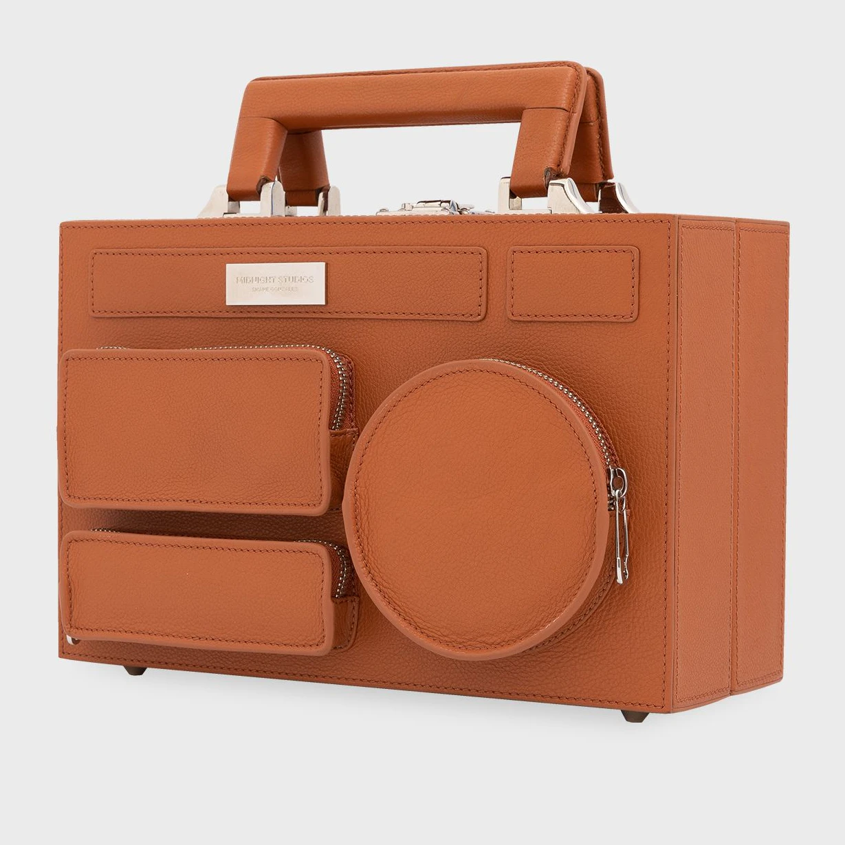 Die lederne Boombox-Tasche, die Madonna in Schwarz hat: "Brooklyn Box Sand" von Midnight Studios. Preis: um 1500 Euro.