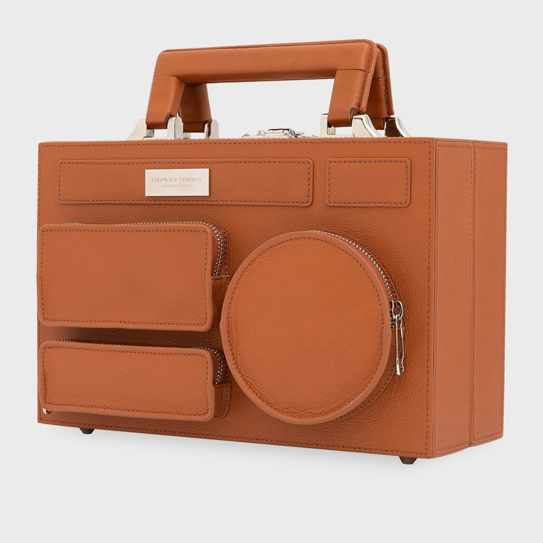 Die lederne Boombox-Tasche, die Madonna in Schwarz hat: "Brooklyn Box Sand" von Midnight Studios. Preis: um 1500 Euro.