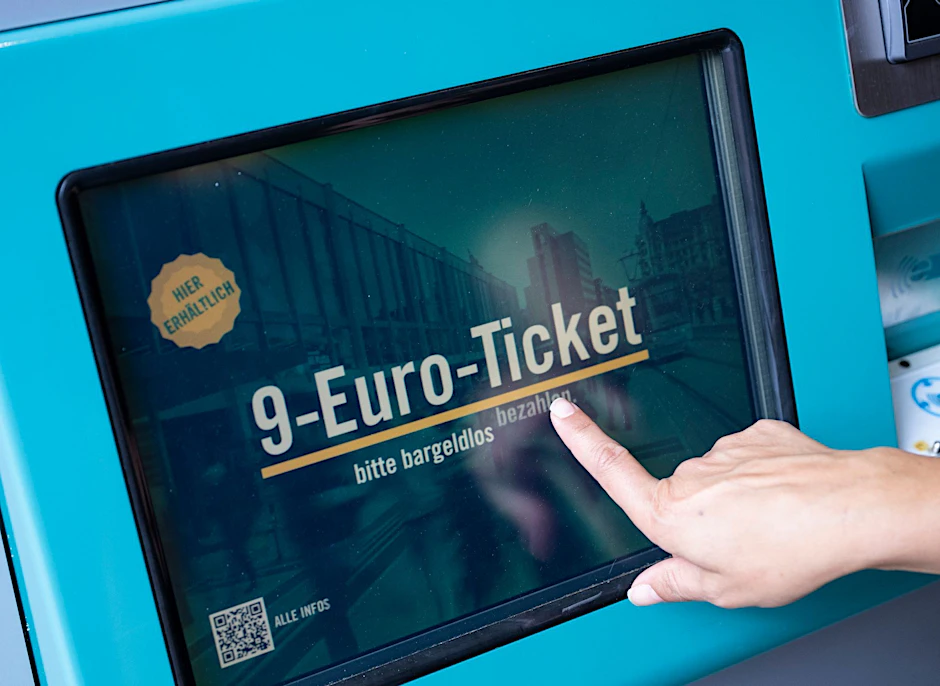 ARCHIV - Letztmalig im August zu haben: Das 9-Euro-Monatsticket für den Nahverkehr.  