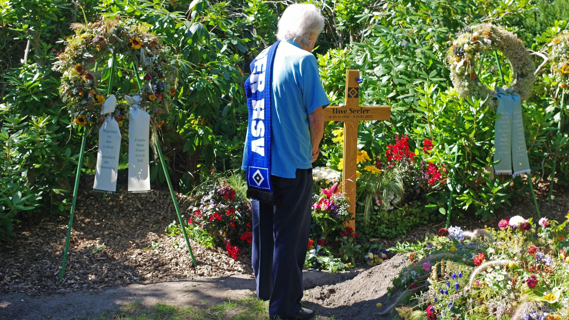 Ein Fan vom Hamburger SV steht am Grab von Uwe Seeler auf dem Ohlsdorfer Friedhof.