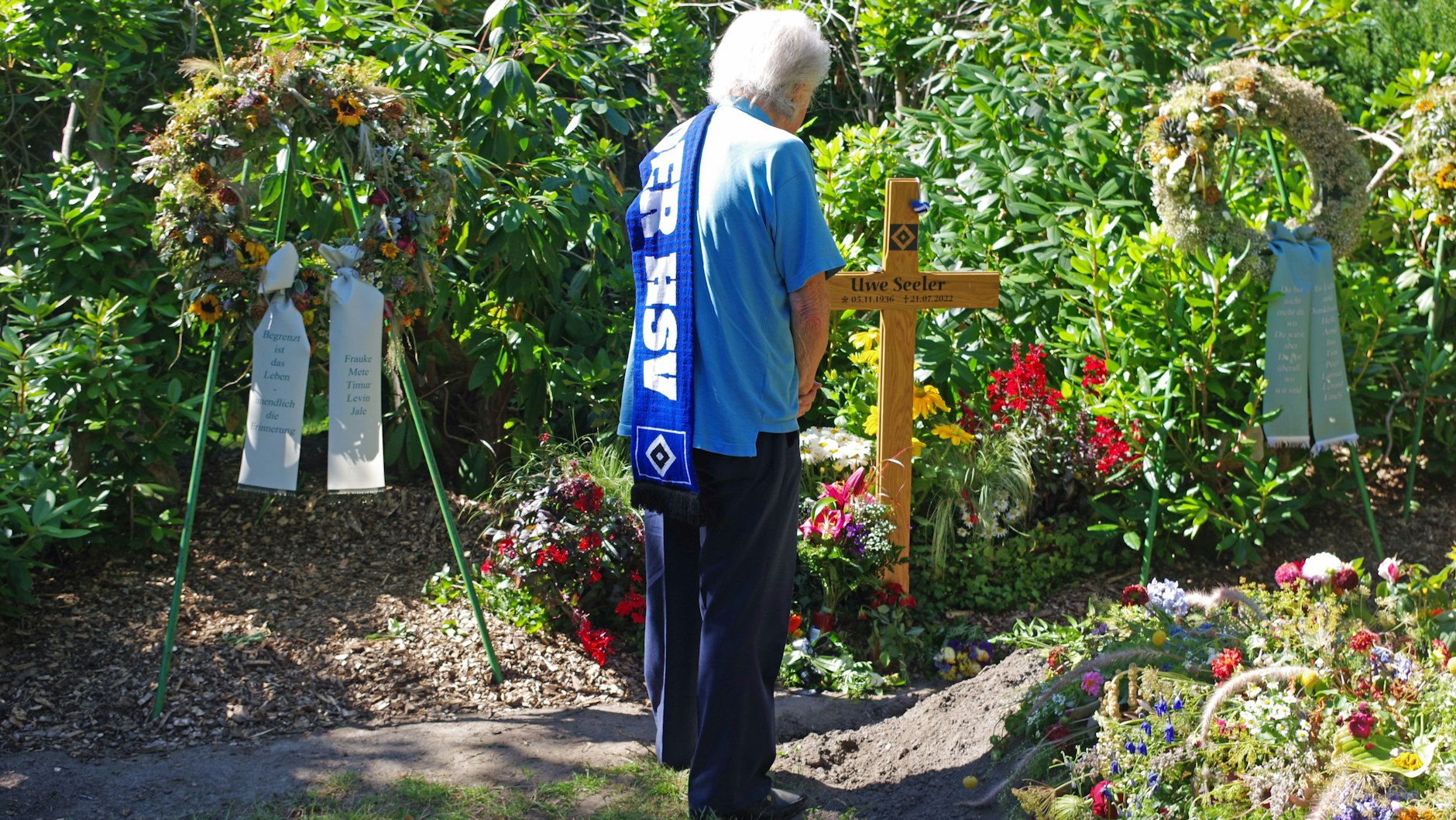 Ein Fan vom Hamburger SV steht am Grab von Uwe Seeler auf dem Ohlsdorfer Friedhof. 