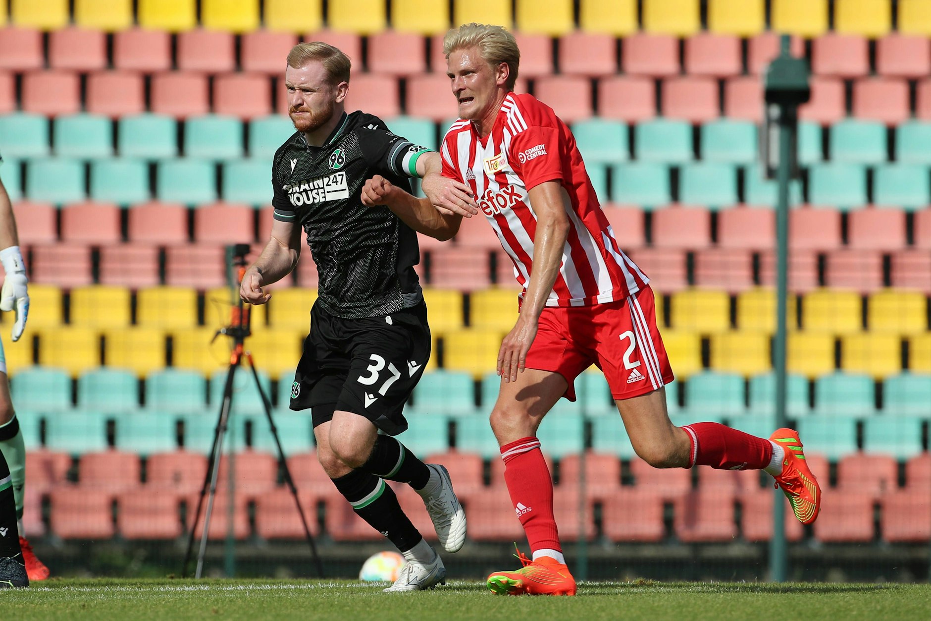 Hannovers Sebastian Kerk im Kampf mit Unions Neuzugang Morten Thorsby (r.) beim 1:1 im Testspiel.