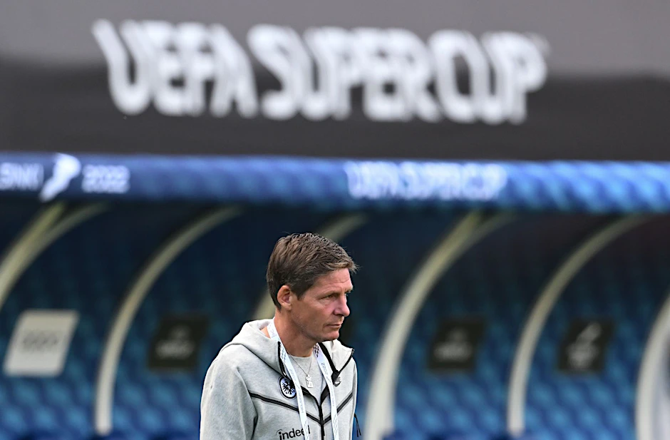 Cheftrainer Oliver Glasner kommt zur Besichtigung des Olympiastadions in Helsinki auf das Spielfeld.  