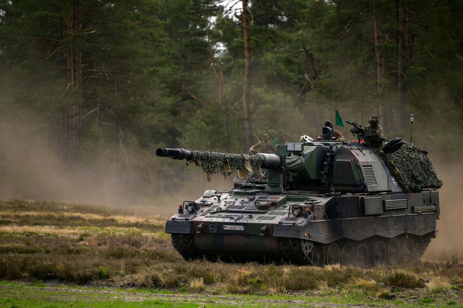 Eine Panzerhaubitze 2000 (kurz PzH 2000) der Bundeswehr.