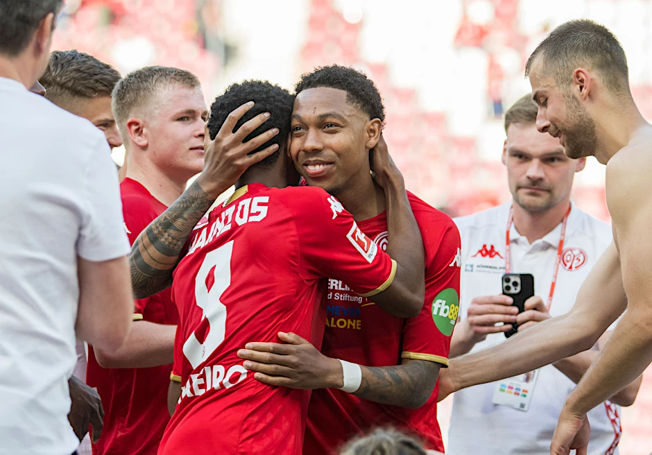 ARCHIV - Der Mainzer Jean-Paul Boetius Mainzer verabschiedet sich nach Spielende von seinen Mitspielern und Fans.  