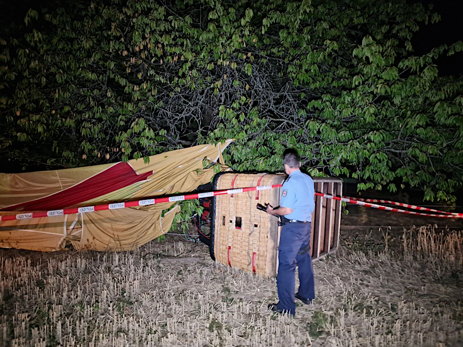 Bei einem Unfall mit einem Heißluftballon ist  ein Mann in Beelitz (Landkreis Potsdam-Mittelmark) ums Leben gekommen.  