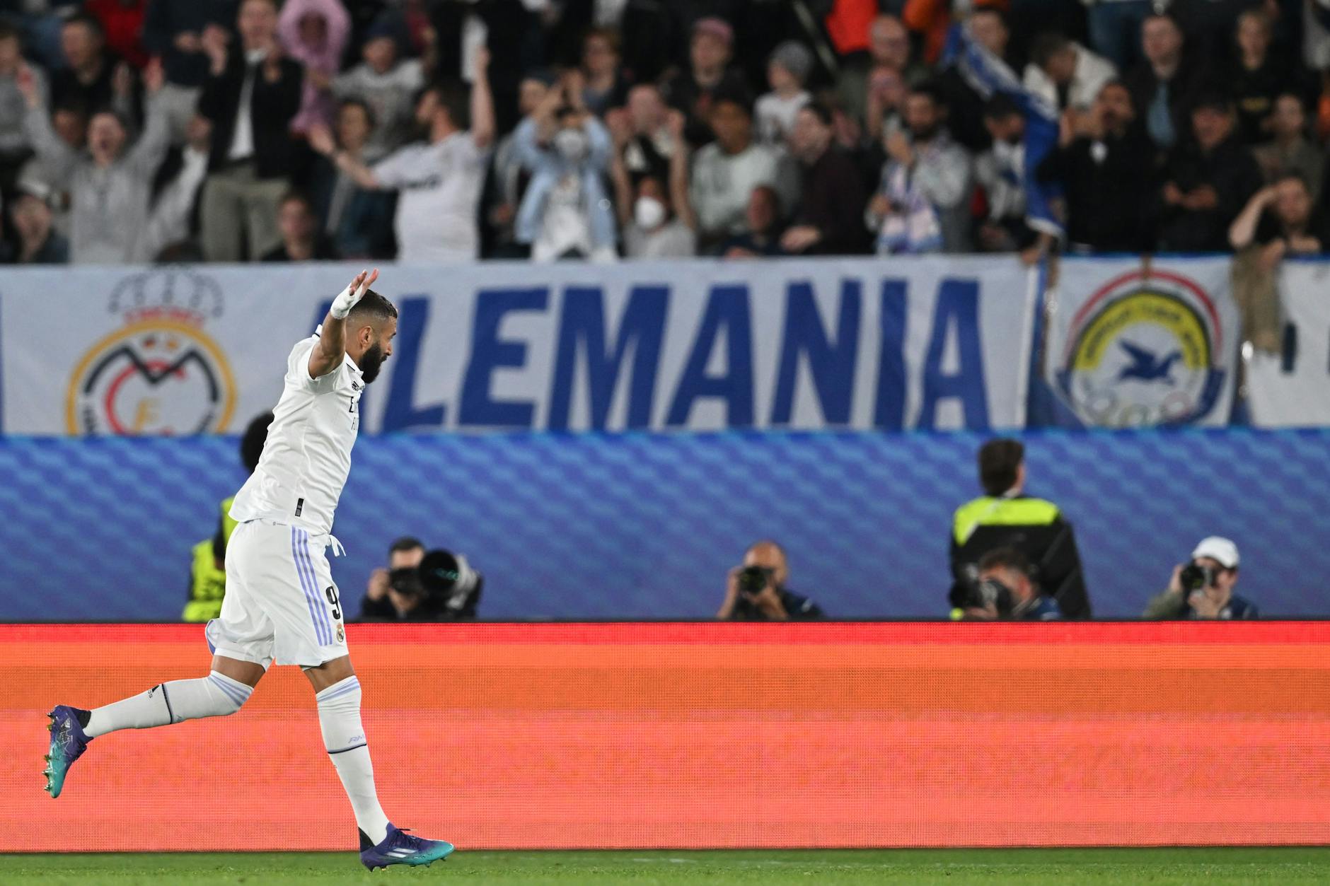 Madrids Torschütze Karim Benzema jubelt über das 2:0 gegen Eintracht Frankfurt beim UEFA-Super Cup im Olympiastadion Helsinki.