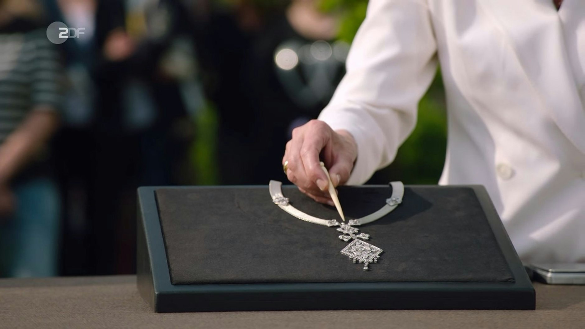 Das besondere Schmuckstück verzückt auch Expertin Heide Rezepa-Zabel und „Bares für Rares“-Moderator Horst Lichter.