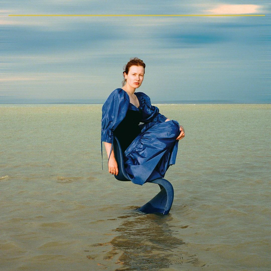 Rosa Anschütz auf ihrem Albumcover „Goldener Strom“