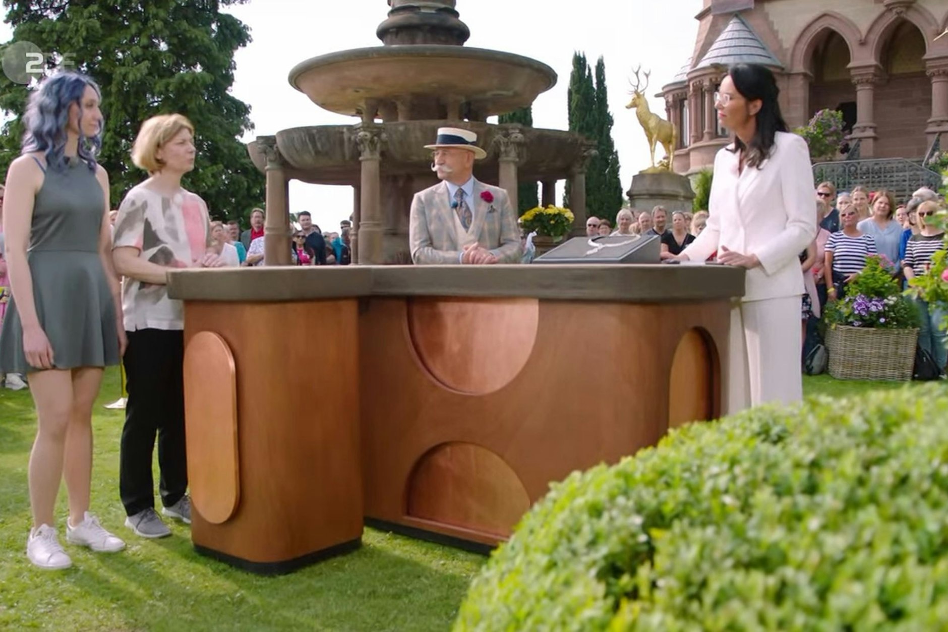 Die beiden Kandidatinnen mit Horst Lichter und Heide Rezepa-Zabel bei der Expertise bei Bares für Rares.