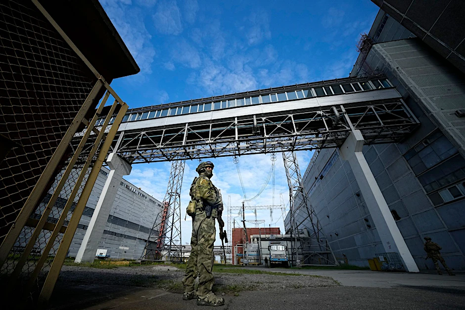 Ein russischer Soldat bewacht einen Bereich des Kernkraftwerks Saporischschja.