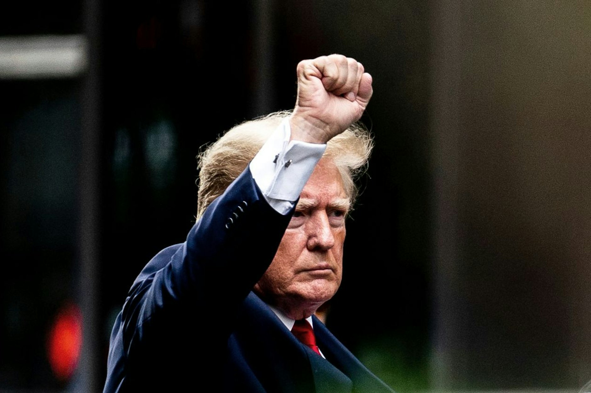 Donald Trump mit erhobener Faust auf dem Weg in das Büro der Generalstaatsanwaltschaft.