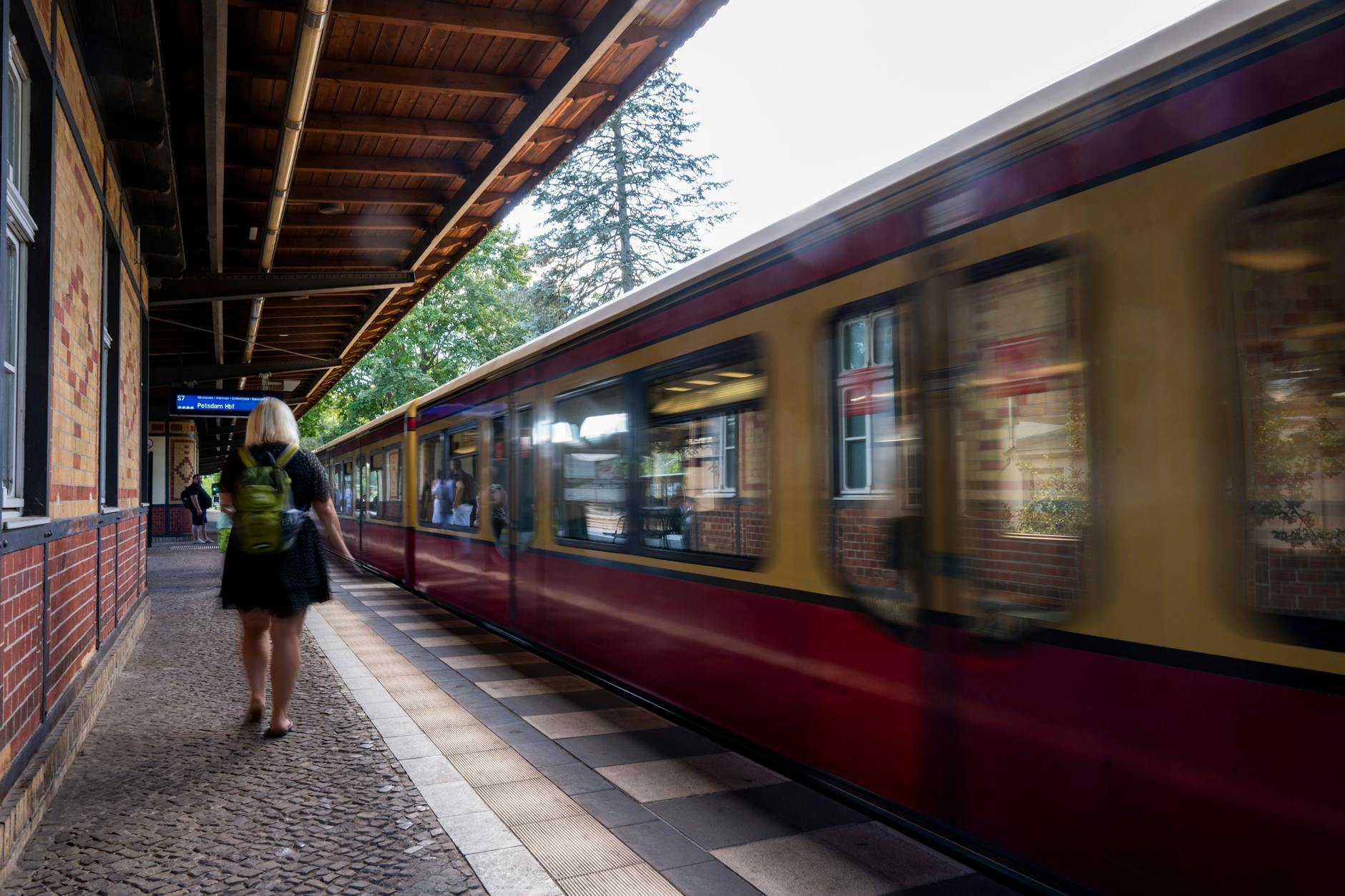 Ein S-Bahn-Zug verlässt den Bahnhof Grunewald. Das 9-Euro-Ticket hat die Zahl der Fahrgäste erhöht. „Doch wir kriegen die Leute gut weg“, sagt S-Bahn-Chef Peter Buchner.