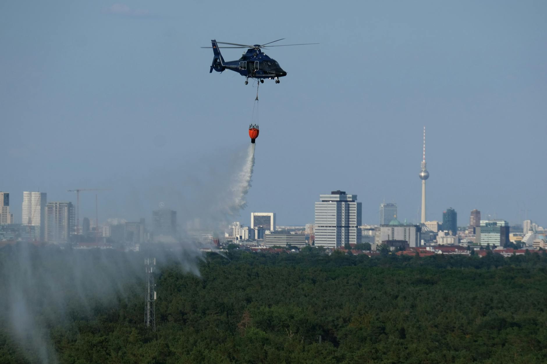 Löschhubschrauber über dem Berliner Grunewald
