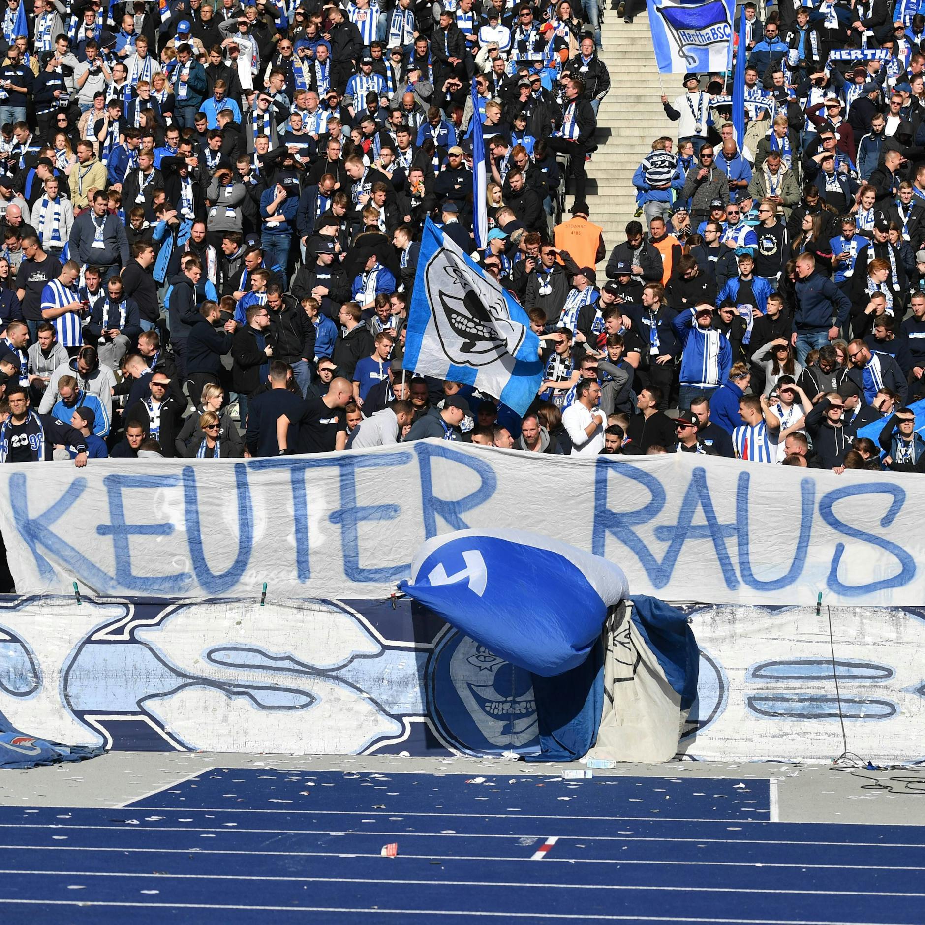 Herthas Anhänger in der Ostkurve forderten oft den Rausschmiss von Keuter. Jetzt haben sie ihren Willen.