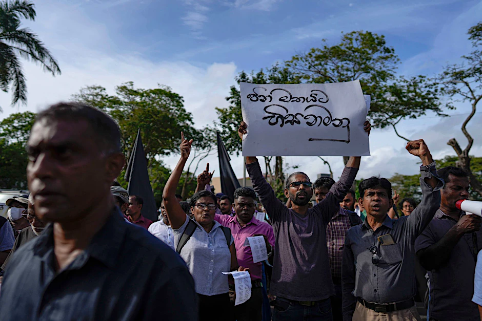 Protestteilnehmer aus Gewerkschaften, Zivilgesellschaft und Volksbefreiungsfront der Linken während einer Demonstration in Colombo.  
