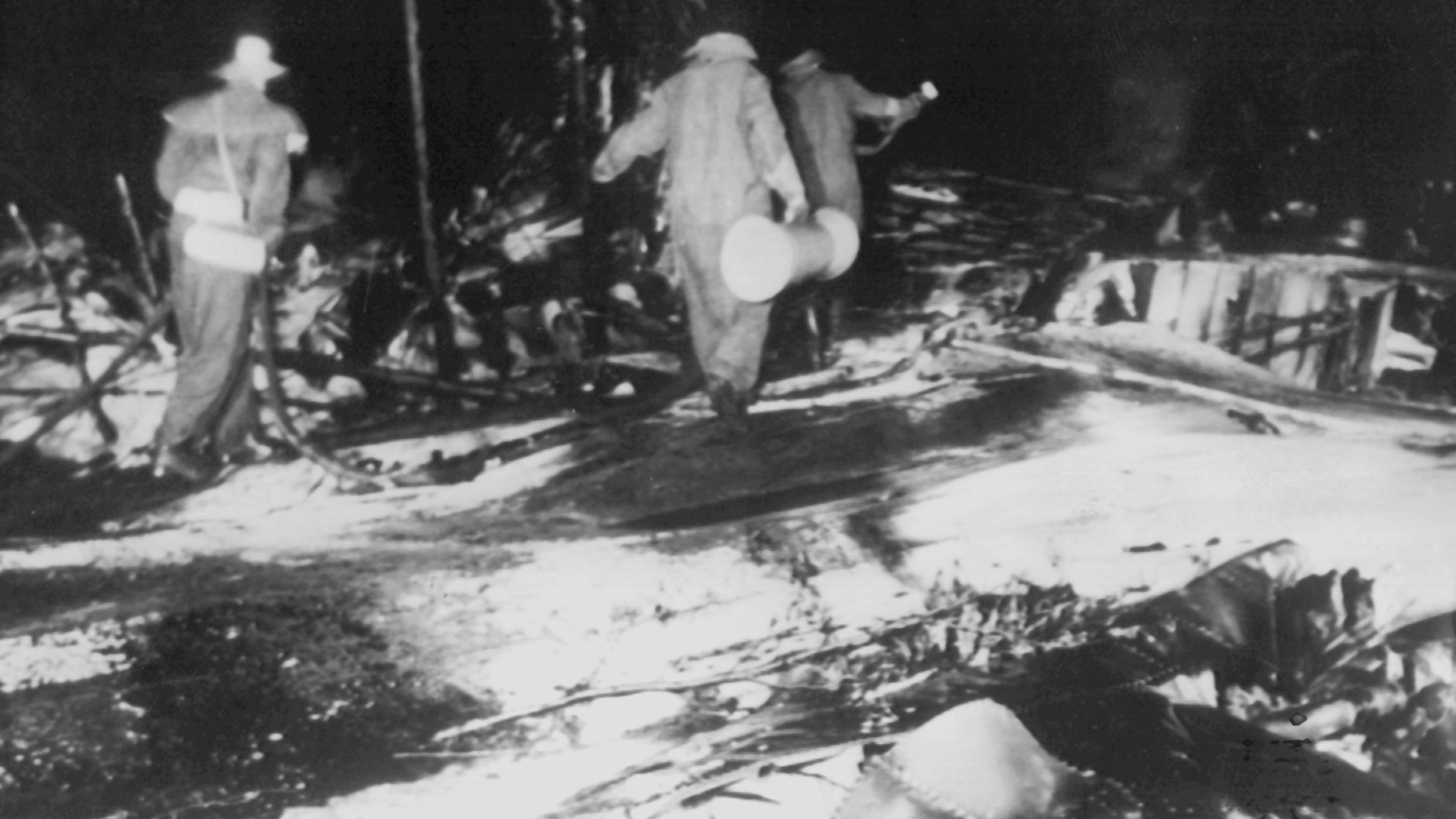 Bergungstrupps an der Absturzstelle. Bei dem größten Flugzeugunglück auf deutschem Boden kamen am 14. August 1972 alle 156 Passagiere und Besatzungsmitglieder ums Leben.