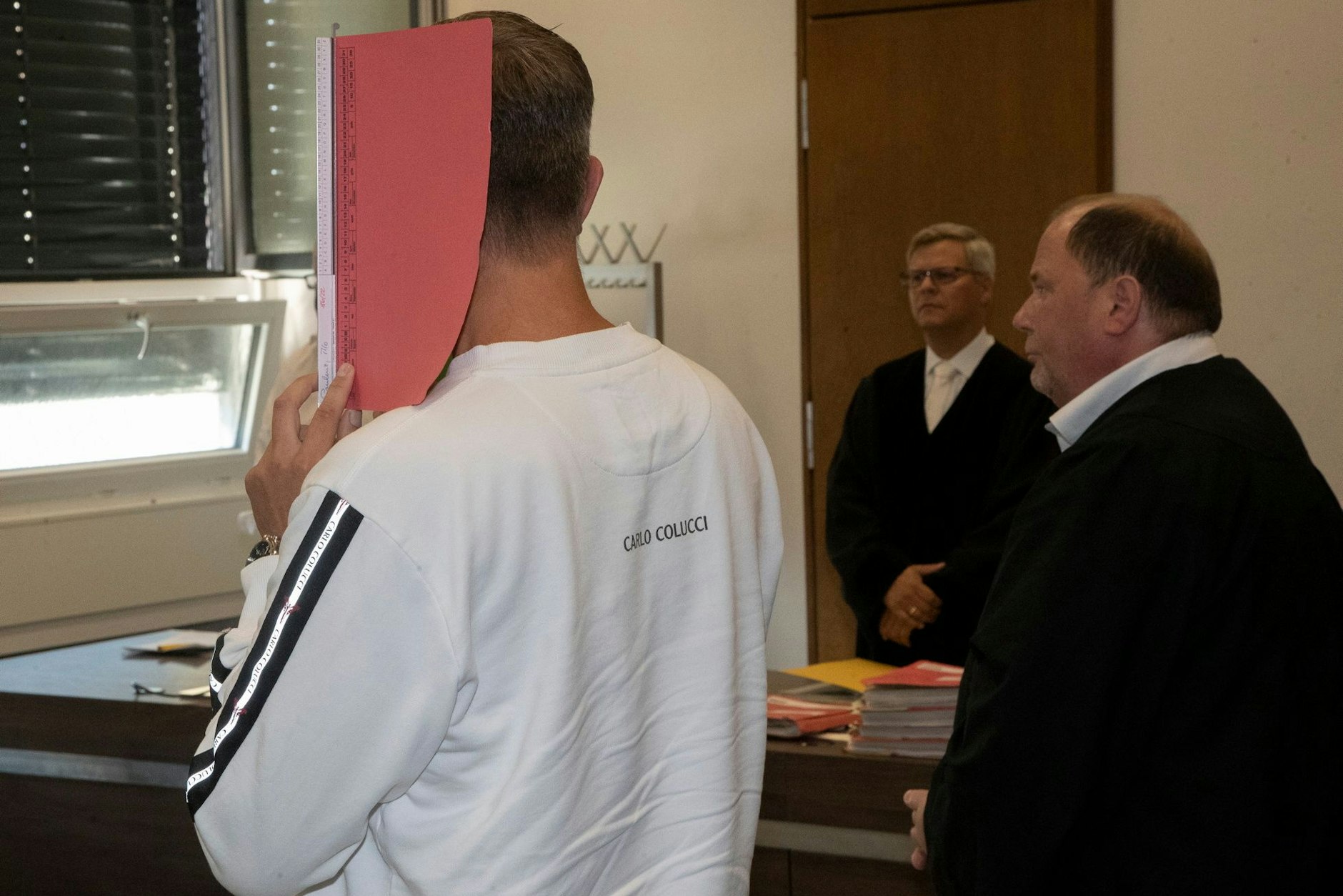 Der Angeklagte Tilo P. (39) mit Verteidiger Mirko Röder und dem Vorsitzenden Richter Alexander Masuch (Mitte).