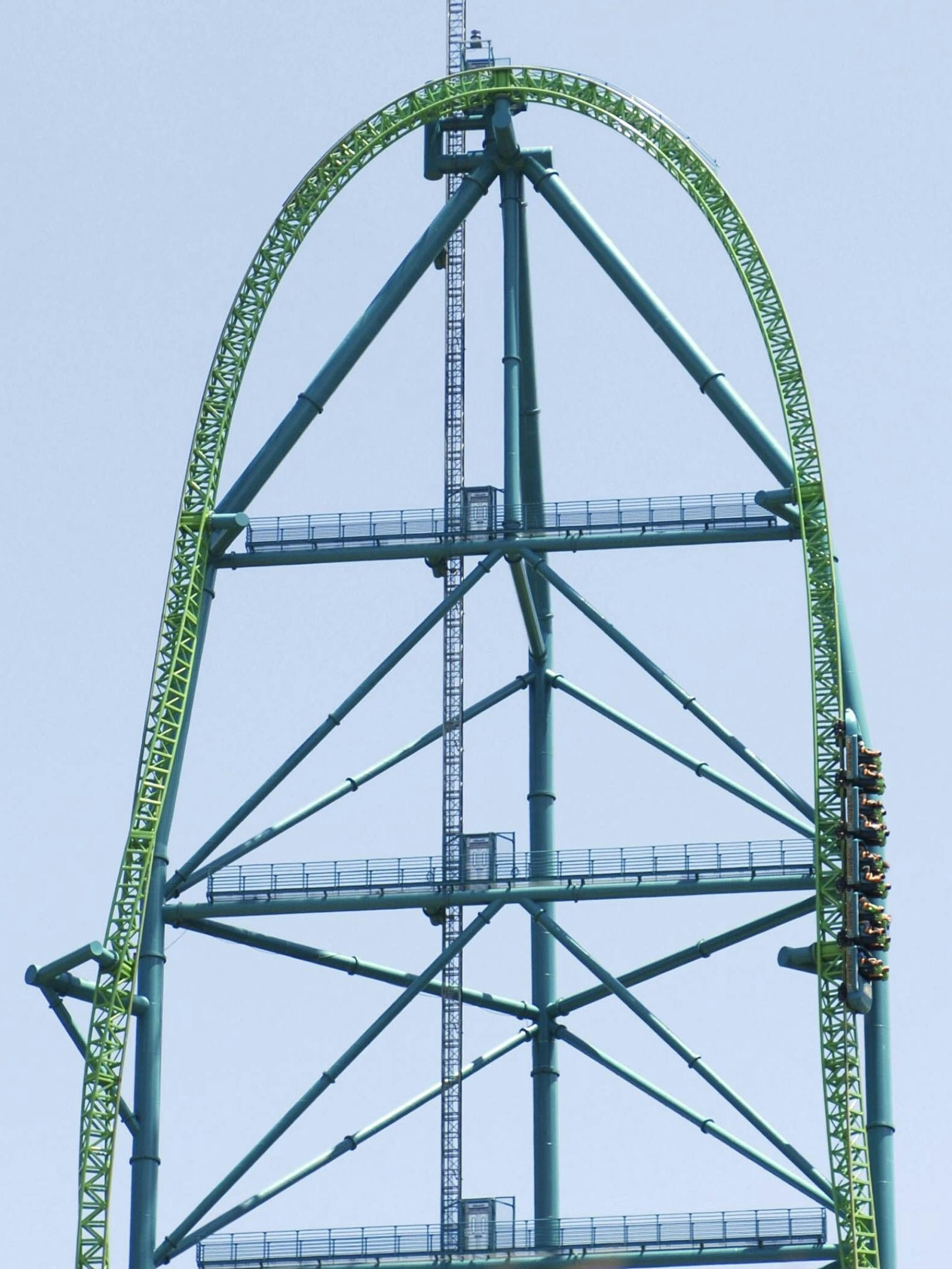 Erst geht es senkrecht nach oben, dann fährt der Zug senkrecht nach unten.