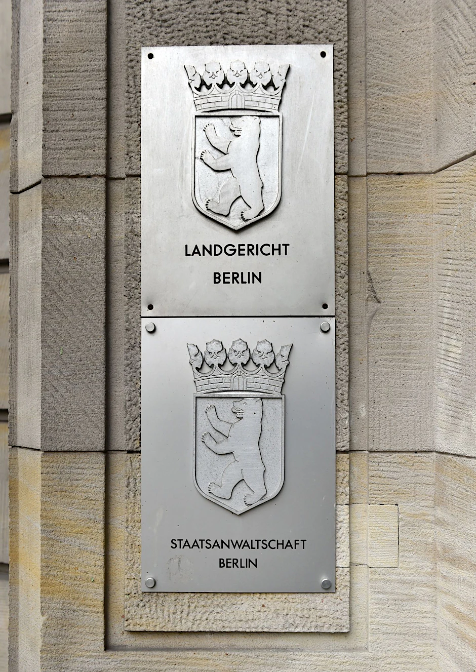 ARCHIV - Amtsschilder der Staatsanwaltschaft und des Landgerichts Berlin am Gebäude des Kriminalgerichts in Moabit.  /Archivbild