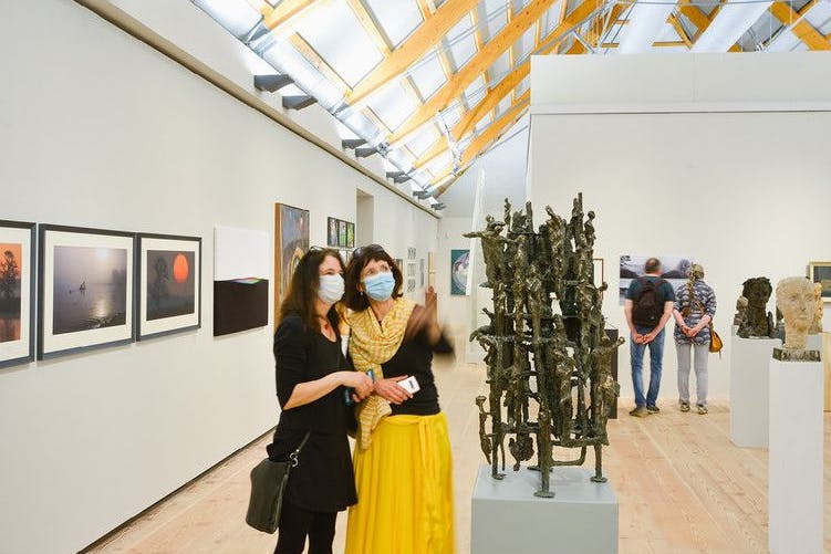 In der Ausstellung zum Brandenburgischen Kunstpreis 2022 in der Halle von Schloss Neuhardenberg.