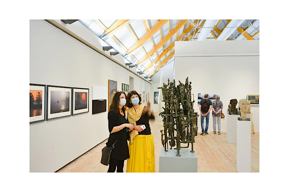 In der Ausstellung zum Brandenburgischen Kunstpreis 2022&nbsp; in der Halle von Schloss Neuhardenberg.