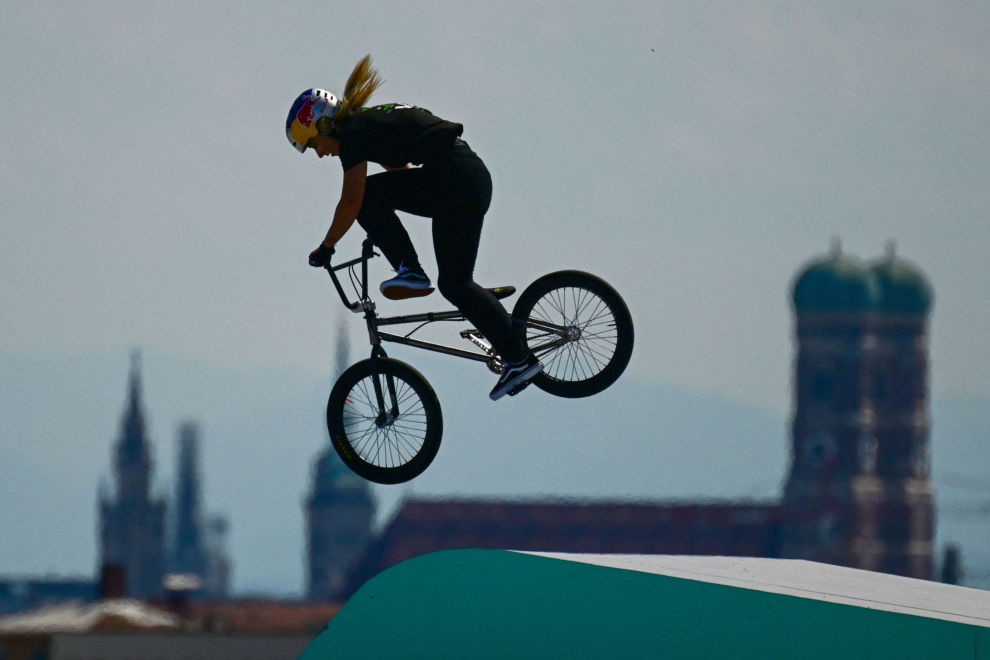 BMX: Lara Lessmann Fährt Mit Acht Schrauben Im Schlüsselbein Voll Auf ...