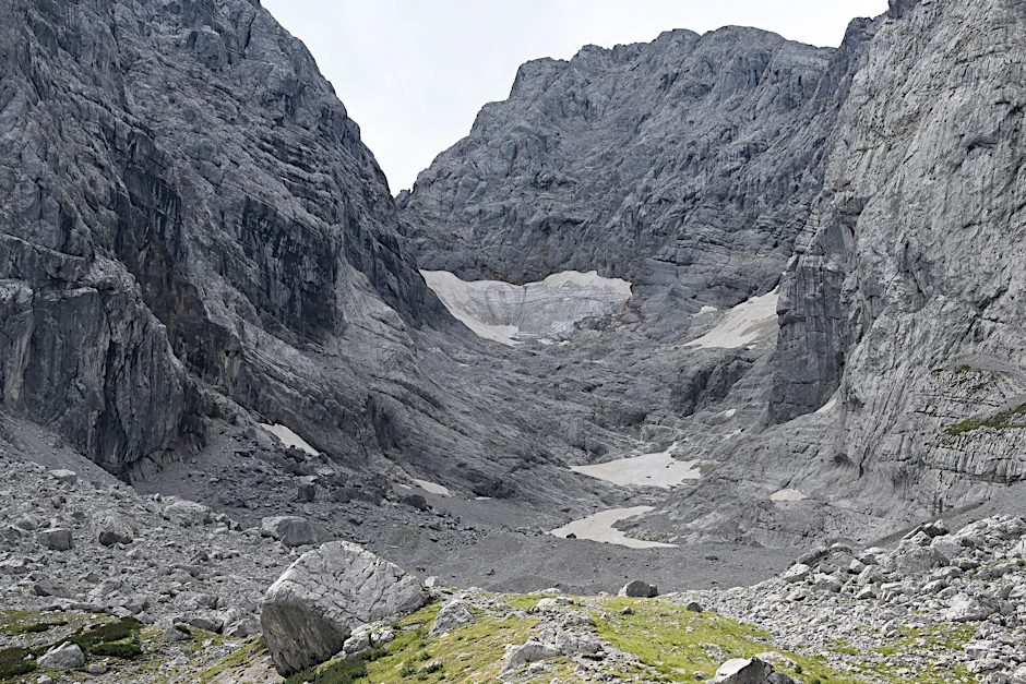 Blankeis und Schneereste sind am Blaueisgletscher bei Bechtesgarden zu sehen. Das Eis des Blaueisgletschers, des Schneeferners auf der Zugspitze sowie des Höllentalferners ist innerhalb nur eines Jahres deutlich zurückgegangen.
