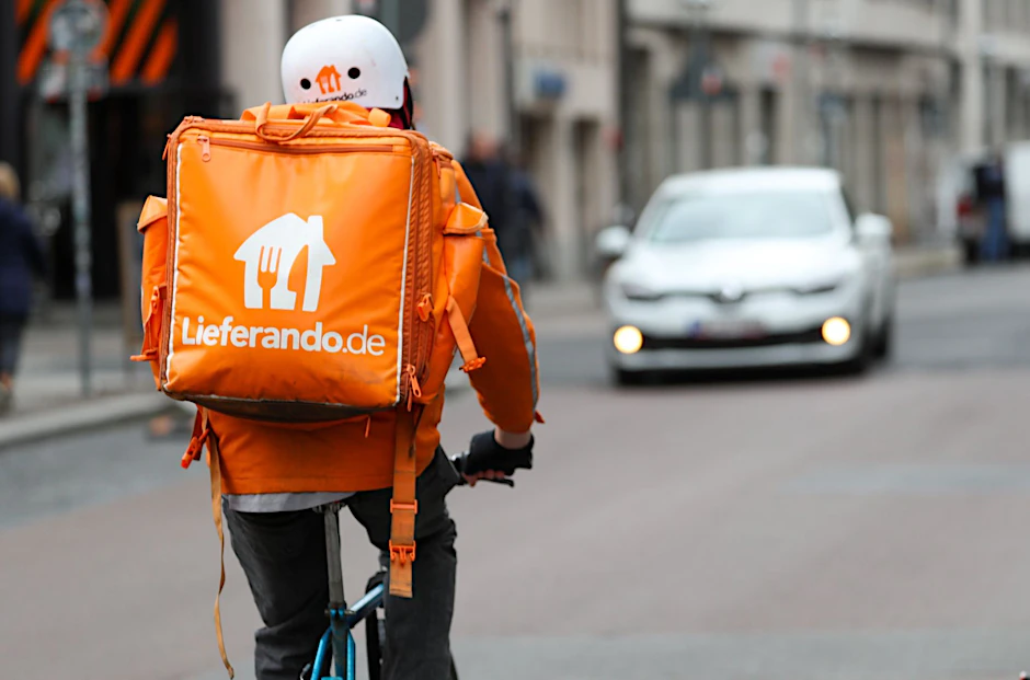 Ein Fahradbote vom Lieferdienst Lieferando.de fährt durch die Innenstadt.