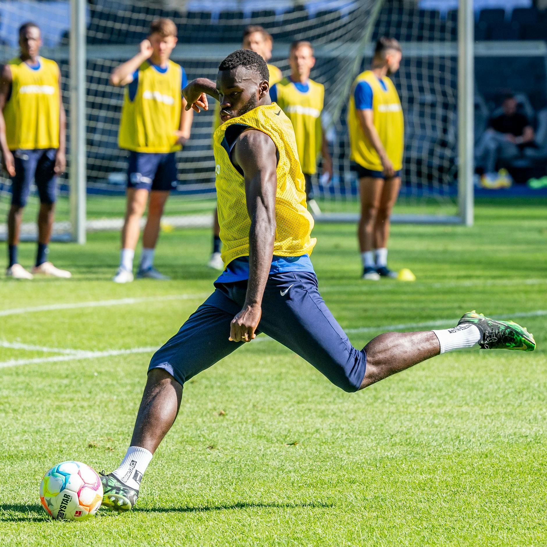 Herthas neuer Stürmer Wilfried Kanga schoss sich schon mal auf Frankfurt ein.