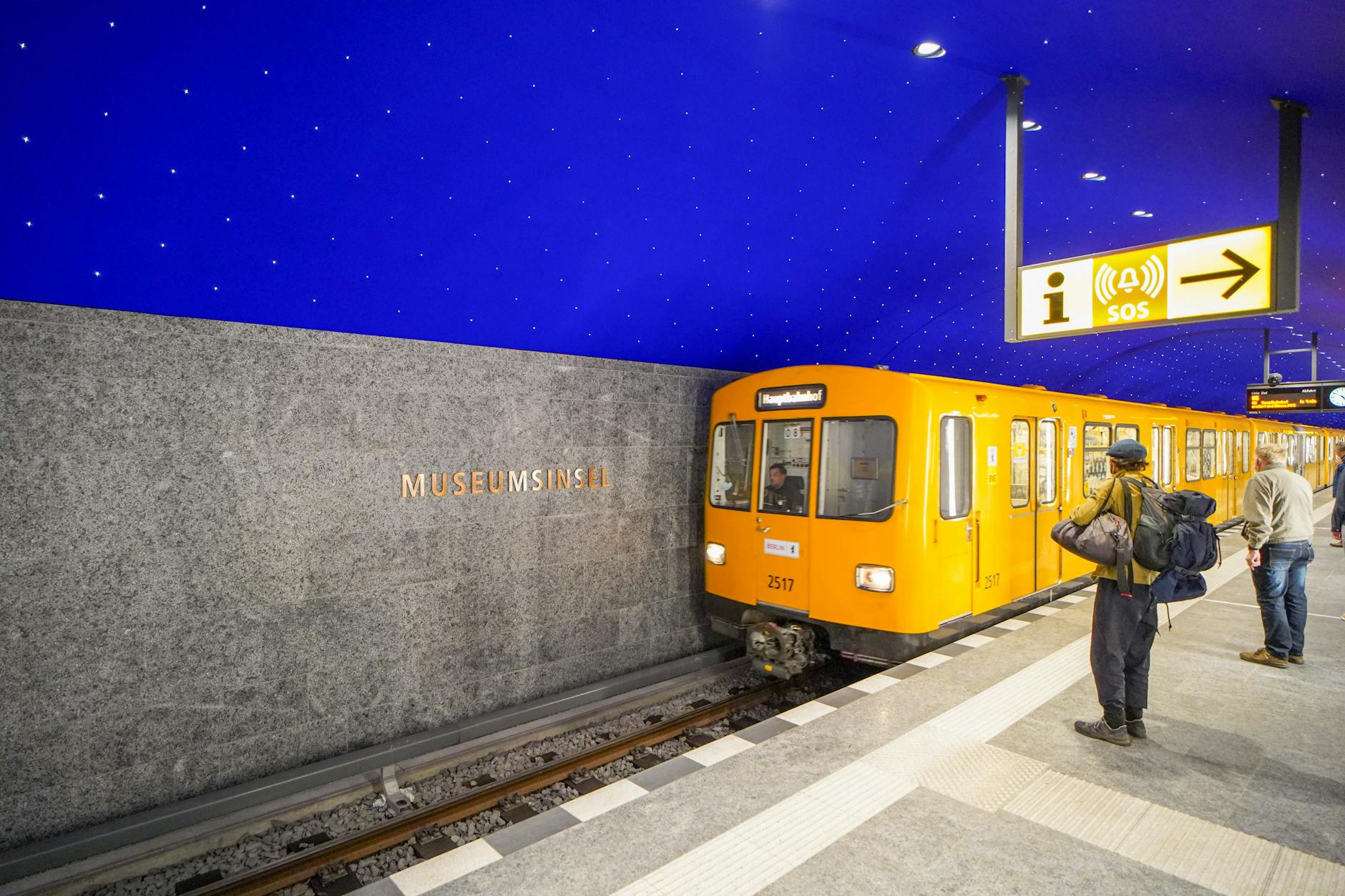 Der U5-Bahnhof Museumsinsel liegt 20 Meter unterhalb der Stadt und ist deshalb angenehm kühl.