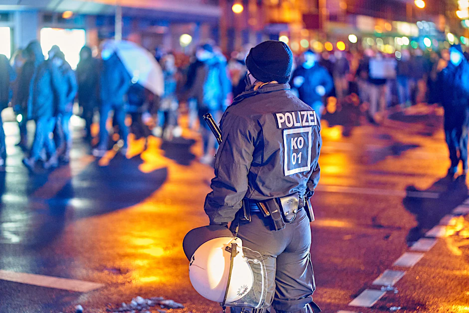 Polizeibeamte stehen am Rande einer Demonstration von Gegnern der staatlichen Corona-Maßnahmen. Politiker befürchten für den Winter Proteste gegen die steigenden Energiepreise.