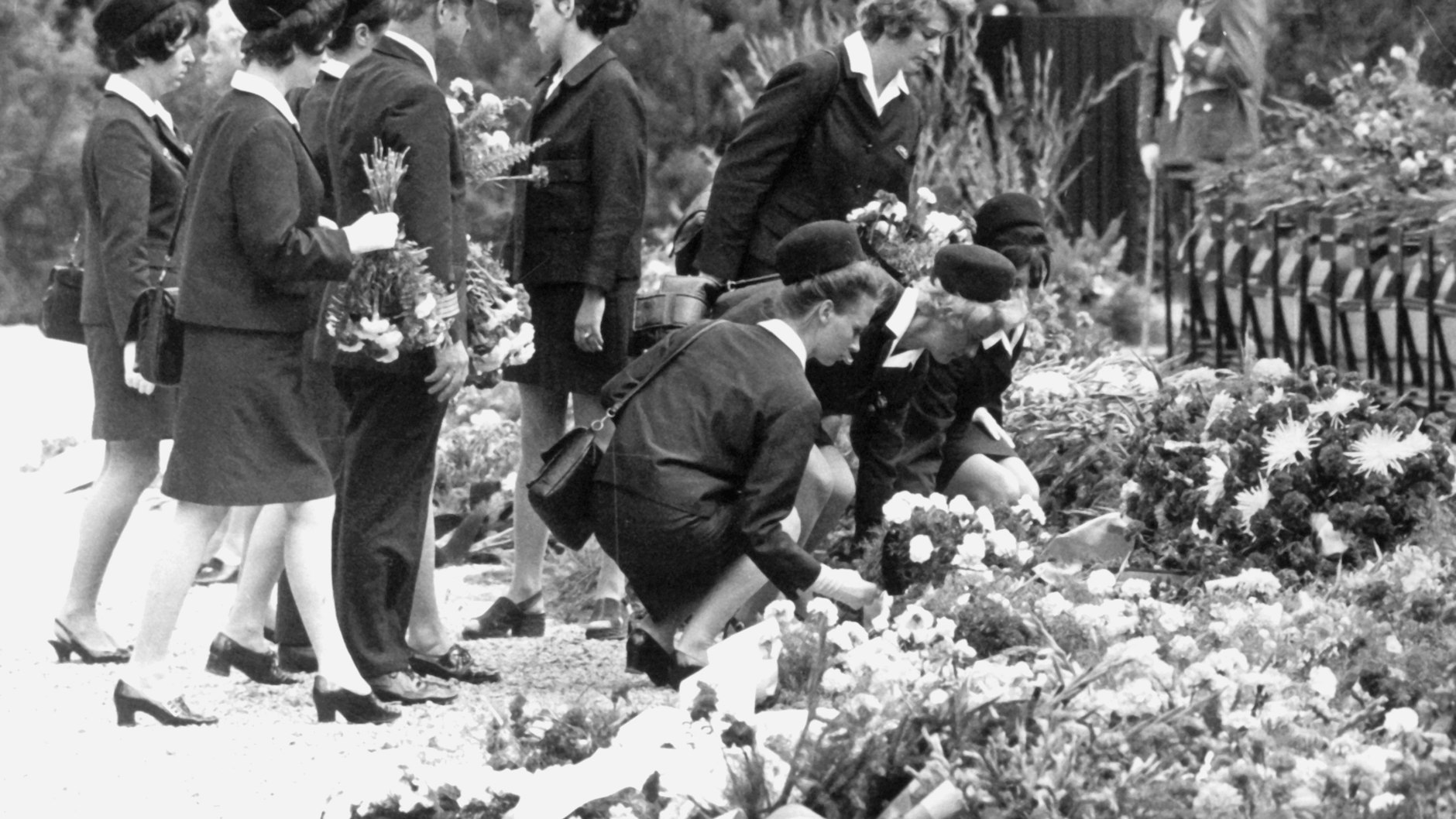 Eine Gruppe von Stewardessen und Piloten nimmt am 21. August auf dem Waldfriedhof Wildau-Hoherlehne vor den Särgen der Opfer Abschied.