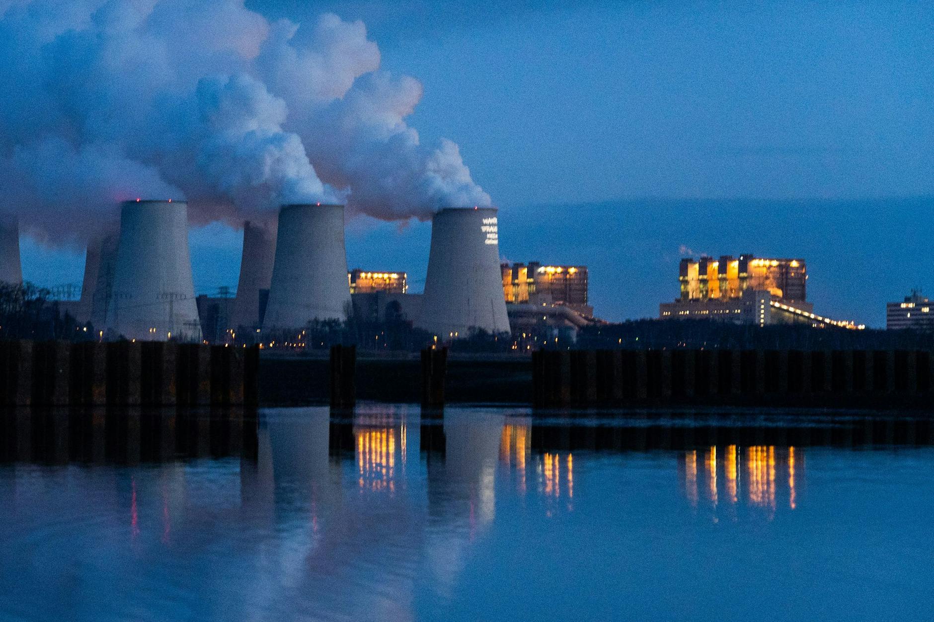 Wasserdampf steigt aus den Kühltürmen des Braunkohlekraftwerkes Jänschwalde.