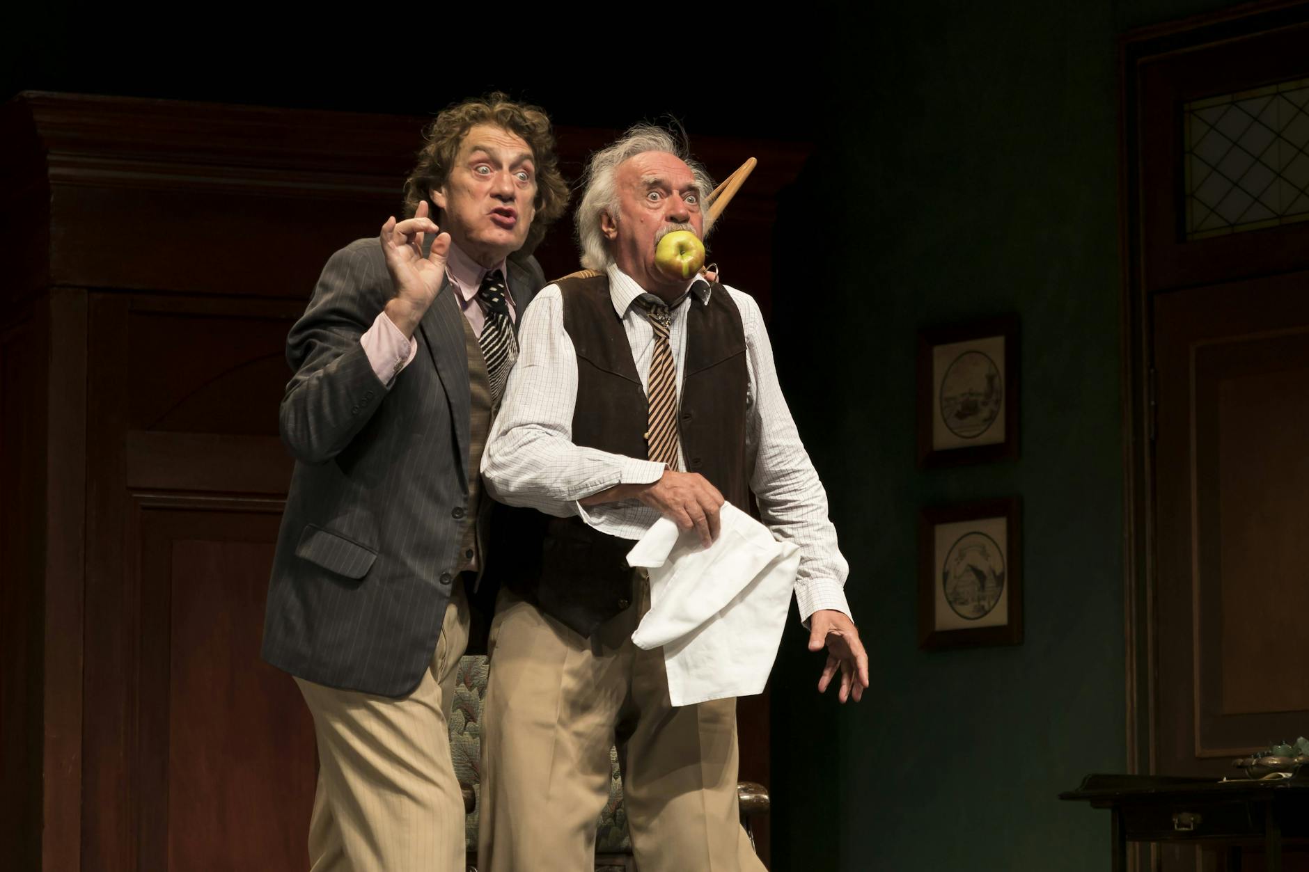 Winfried Glatzeder mit Achim Wolff im Stück „Pension Schoeller“: Das Sakko des Stars wird nun verkauft.