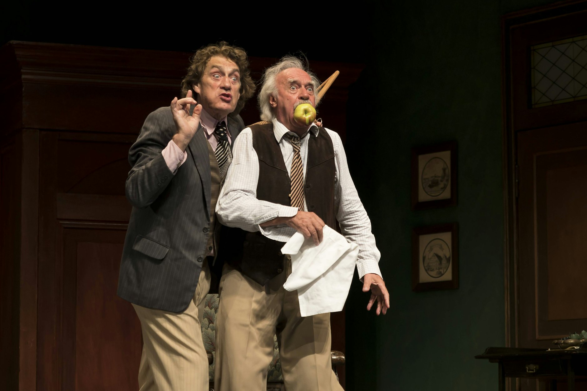 Winfried Glatzeder mit Achim Wolff im Stück „Pension Schoeller“: Das Sakko des Stars wird nun verkauft.